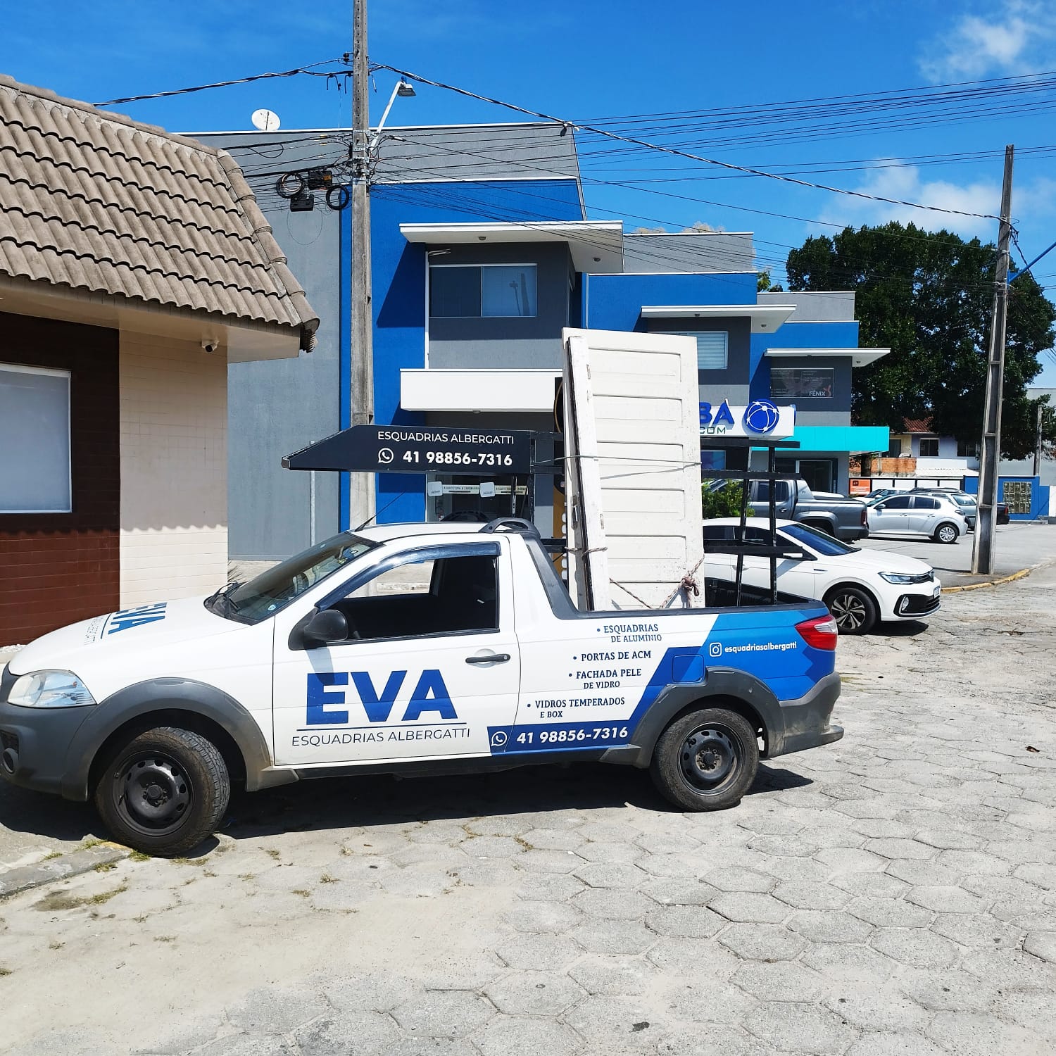 Veiculo da EVA aplicado com identidade visual azul e branca